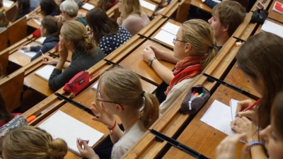 Studentinnen und Studenten während einer Vorlesung. (Foto: Swen Pförtner/dpa)