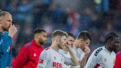 Die Kölner Spieler stehen vor dem Abstieg aus der Bundesliga. (Foto: Rolf Vennenbernd/dpa)