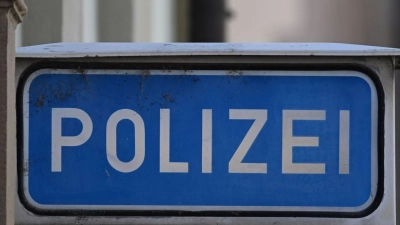 Ein Schild mit der Aufschrift Polizei vor einer Polizeiwache. (Foto: Bernd Weißbrod/dpa/Symbolfoto)