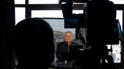 Nehad Abu Ghoush, palästinensischer Politikwissenschaftler, Live bei Al-Dschasira - Israel hat die Schließung des arabischen TV-Senders im Land verfügt. (Foto: Nasser Nasser/AP/dpa)