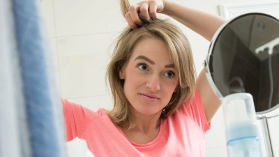 Nervige Dreher: Mit einem Glätteisen kann man nur wenig gegen Haarwirbel ausrichten. (Foto: Christin Klose/dpa-tmn/dpa)