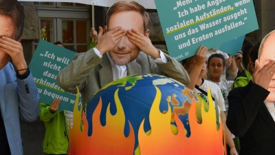Vor dem Oberverwaltungsgericht Berlin-Brandenburg protestierten Aktivisten der Deutschen Umwelthilfe. (Foto: Paul Zinken/dpa)