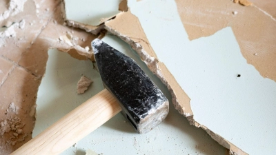 Nicht voreilig zum Vorschlaghammer greifen: Auch dünnere Wände können eine wesentliche tragende Funktion im Haus haben. (Foto: Florian Schuh/dpa-tmn/dpa)