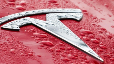 Firmenchef Elon Musk versprach diese Woche abermals selbstfahrende Tesla-Autos. (Foto: Soeren Stache/dpa-Zentralbild/dpa)