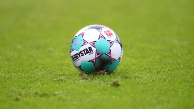 Am Sonntag um 14 Uhr rollt der Ball in Sachsen bei Ansbach, wenn der SV Weinberg den FC Ingolstadt empfängt. (Symbolbild: Andreas Gora/dpa)
