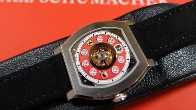 Eine Uhr aus dem Besitz von Michael Schumacher auf dem Verkaufskatalog des Auktionshauses Christie&#39;s. (Foto: Christiane Oelrich/dpa)