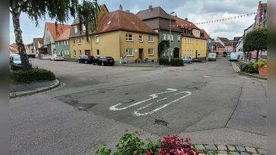 Die Kreuzung von Johanniterstraße, Hainserwall und Spitalwall in Bad Windsheim könnte durch einen Kreisverkehr und Brunnen aufgewertet werden. (Foto: Nina Daebel)