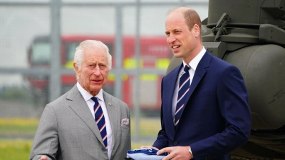 König Charles III. (l) und Prinz William beim Besuch des Army Aviation Centre. (Foto: Ben Birchall/PA Wire/dpa)