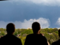 Die Gefahr im Blick: Menschen beobachten einen Tornado in Lincoln im US-Bundestaat Nebraska von einem Parkhaus aus. (Foto: KENNETH FERRIERA/Lincoln Journal Star/AP/dpa)