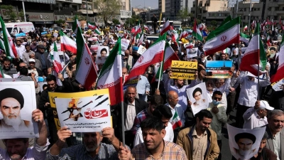 Iranische Gläubige nehmen an einer anti-israelischen Versammlung in Teheran teil. (Foto: Vahid Salemi/AP)