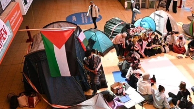 Propalästinensische Aktivisten haben in einem Gebäude der Universität Bremen ein Protestcamp errichtet. (Foto: Lars Penning/dpa)