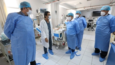 Perus Gesundheitsminister César Vásquez (M) besucht das Nationale Institut für Neurologische Wissenschaften in Lima, in dem derzeit zwei Patienten mit Guillain-Barré-Syndrom behandelt werden. (Foto: Minsa/dpa)