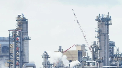 Industrieanlagen stehen auf dem Werksgelände des Chemiekonzerns BASF: Der Umsatz der Branche dürfte 2024 fallen. (Foto: Uwe Anspach/dpa)