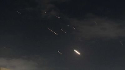 Flammen über Tel Aviv: Israels Luftabwehrsystem fing am Wochenende Raketen und Drohnen aus dem Iran ab. (Foto: Tomer Neuberg/Xinhua/dpa)