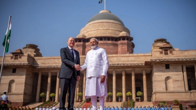 Indiens Premierminister Narendra Modi empfängt Bundeskanzler Olaf Scholz (SPD) mit militärischen Ehren. (Foto: Michael Kappeler/dpa)