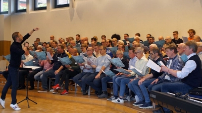 Wo Ludwig Böhme sonst mit dem Windsbacher Knabenchor probt, arbeitet er am Pfingstwochenende mit ehemaligen Mitgliedern des renommierten Chores. (Foto: Elke Walter)