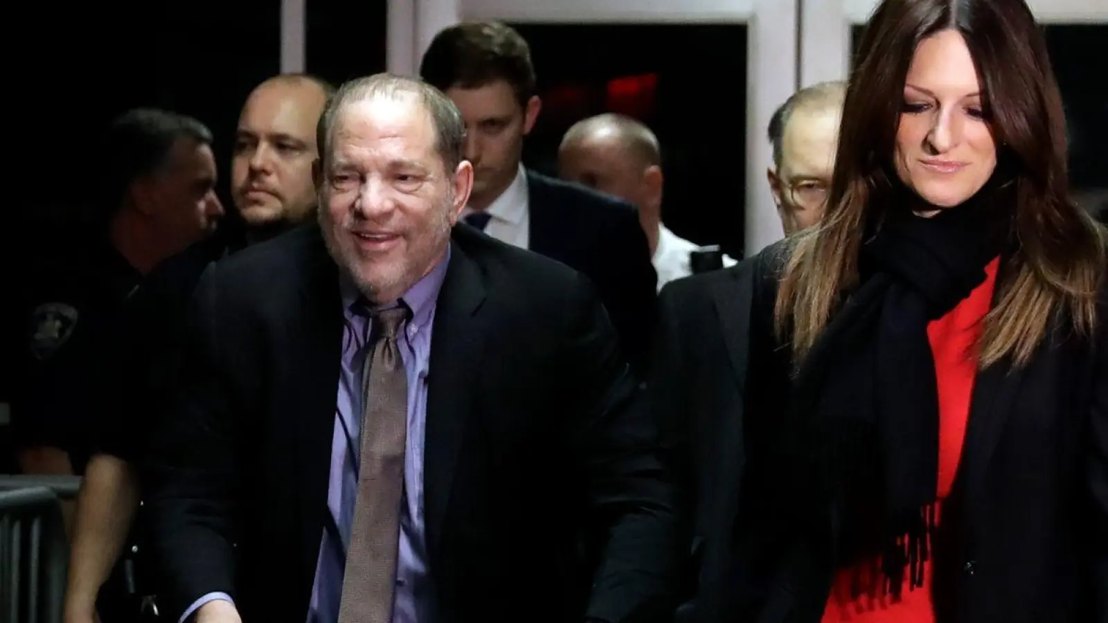 Harvey Weinstein (Mitte l), Filmproduzent aus den USA, verlässt 2020 den Gerichtssaal. (Foto: Richard Drew/AP/dpa)