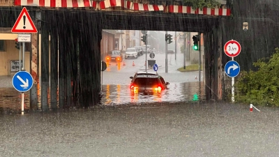 Ein Auto steht in einer überfluteten Unterführung. (Foto: News5/Ferdinand Merzbach/NEWS5/dpa)