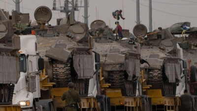 Israelische Panzer auf dem Weg zur Grenze: Israel hält eine Offensive in Rafah für unumgänglich, um die dort verbliebenen Bataillone der Hamas zu zerschlagen. (Foto: Leo Correa/AP/dpa)