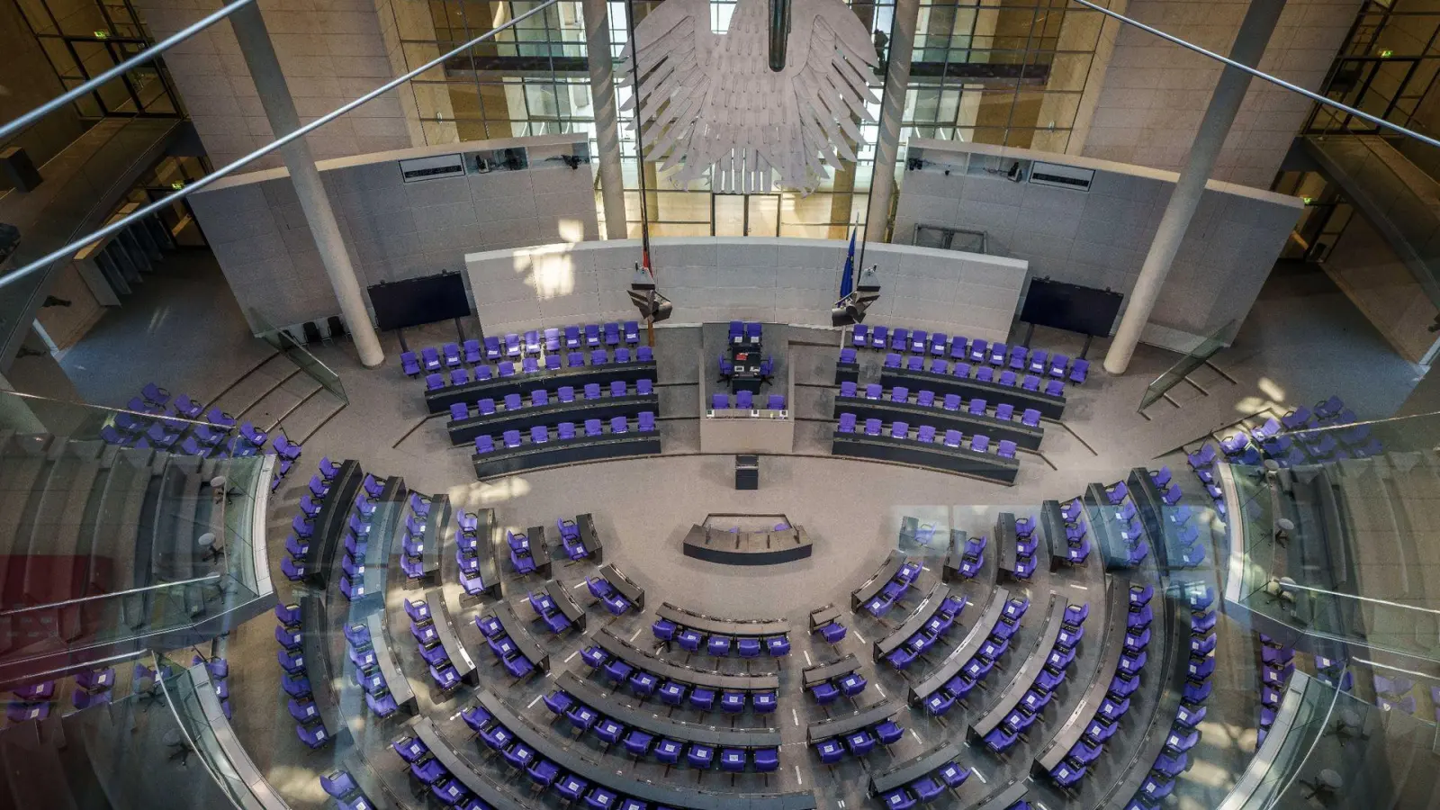 Der Plenarsaal des Deutschen Bundestages. (Foto: Michael Kappeler/dpa/Symbolbild)