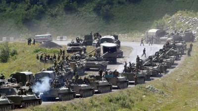 Russische Panzer fahren am 9. August 2008 nach Zchinwali, die Hauptstadt von Georgiens abtrünniger Region Südossetien. (Foto: Musa Sadulayev/AP/dpa/Archiv)