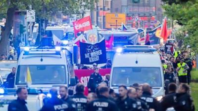 Linke Gruppen ziehen in der gestrigen Walpurgisnacht unter dem Motto „Für Frieden und soziale Gerechtigkeit“ zum Bahnhof Gesundbrunnen. (Foto: Christoph Soeder/dpa)