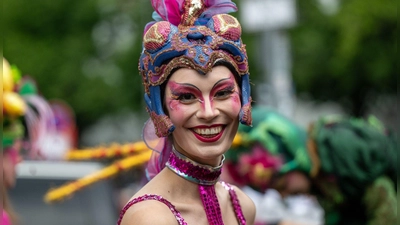 Eine Tänzerin beim 26. Karneval der Kulturen in Berlin. (Foto: Monika Skolimowska/dpa)