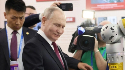 Auf diesem von der staatlichen russischen Nachrichtenagentur Sputnik via AP veröffentlichten Foto besucht der russische Präsident Wladimir Putin eine Ausstellung im Harbin Institute of Technology in Harbin in der nordostchinesischen Provinz Heilongjiang. (Foto: Mikhail Metzel/Pool Sputnik Kremlin/AP/dpa)