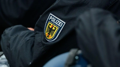 Polizisten der Bundespolizei mit ihren Helmen. (Foto: Philipp Schulze/dpa/Symbolbild)