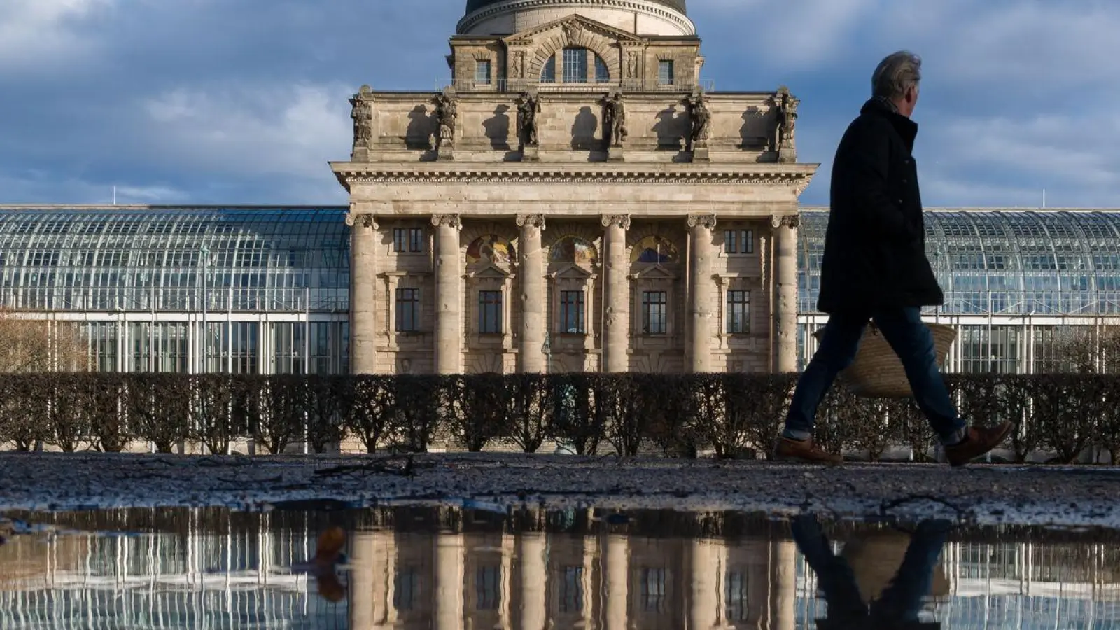Die bayerische Staatskanzlei spiegelt sich in einer Pfütze. (Foto: Peter Kneffel/dpa)