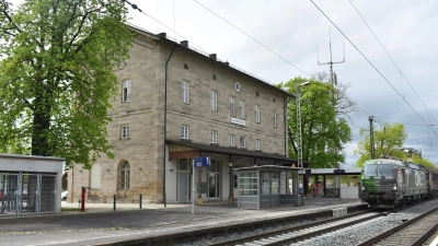 Gleis 1 am Bahnhof Emskirchen soll barrierefrei werden. Laut Planung wird mit den Arbeiten 2026 begonnen. Dabei wird unter anderem die Bahnsteigkante um 40 Zentimeter erhöht. (Foto: Ute Niephaus)
