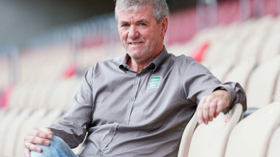 Kaiserslauterns Trainer Friedhelm Funkel sitzt im Fritz-Walter-Stadion. (Foto: Uwe Anspach/dpa)