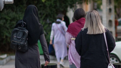 Frauen mit und ohne Kopftuch sind in Teheran unterwegs. (Foto: Arne Immanuel Bänsch/dpa)