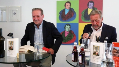 Stellten den Krimi „Im Château“ vor: der Autor Martin Walker (links) und Hermann Lennert, der die deutschen Passagen las. (Foto: Martina Kramer)