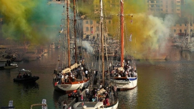 Das dreimastige Segelschiff „Belem“ erreicht mit der olympischen Flamme an Bord den Alten Hafen von Marseille und wird mit einem Feuerwerk begrüßt. (Foto: Daniel Cole/AP/dpa)