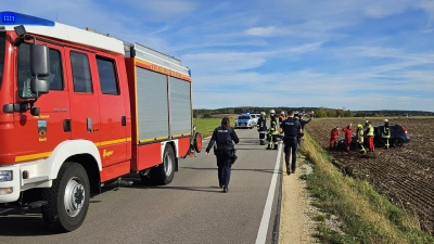 An Allerheiligen geriet ein Fahrer mit seinem Auto zwischen Wieseth und Kaierberg aufs Bankett und landete dann im Acker. (Foto: Wolfgang Grebenhof)