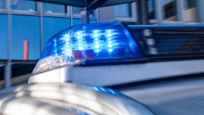 Die Polizei sucht nach Zeugen eines Unfalls vom Montagnachmittag auf der Staatsstraße bei Lenkersheim. (Symbolbild: David Inderlied/dpa)