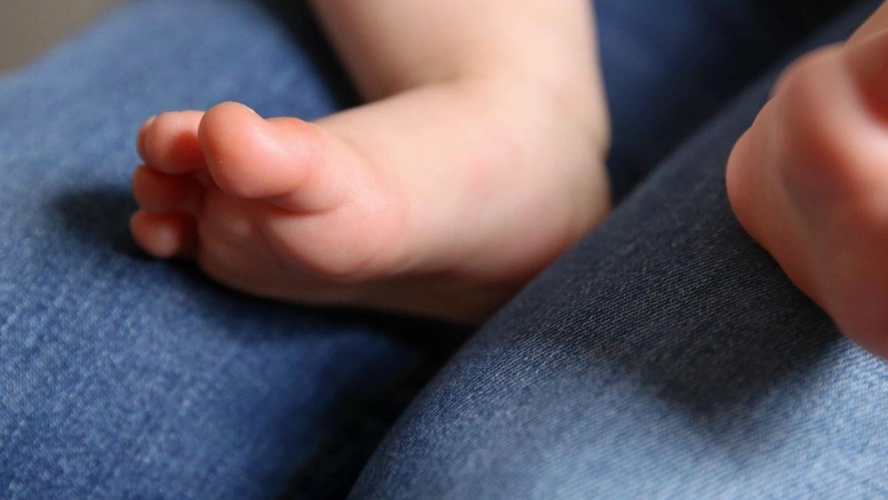 Kleine Füße, große Frage: Im Streitfall gibt ein Abstammungsgutachten Gewissheit über die Vaterschaft. (Foto: Mascha Brichta/dpa-tmn/dpa)