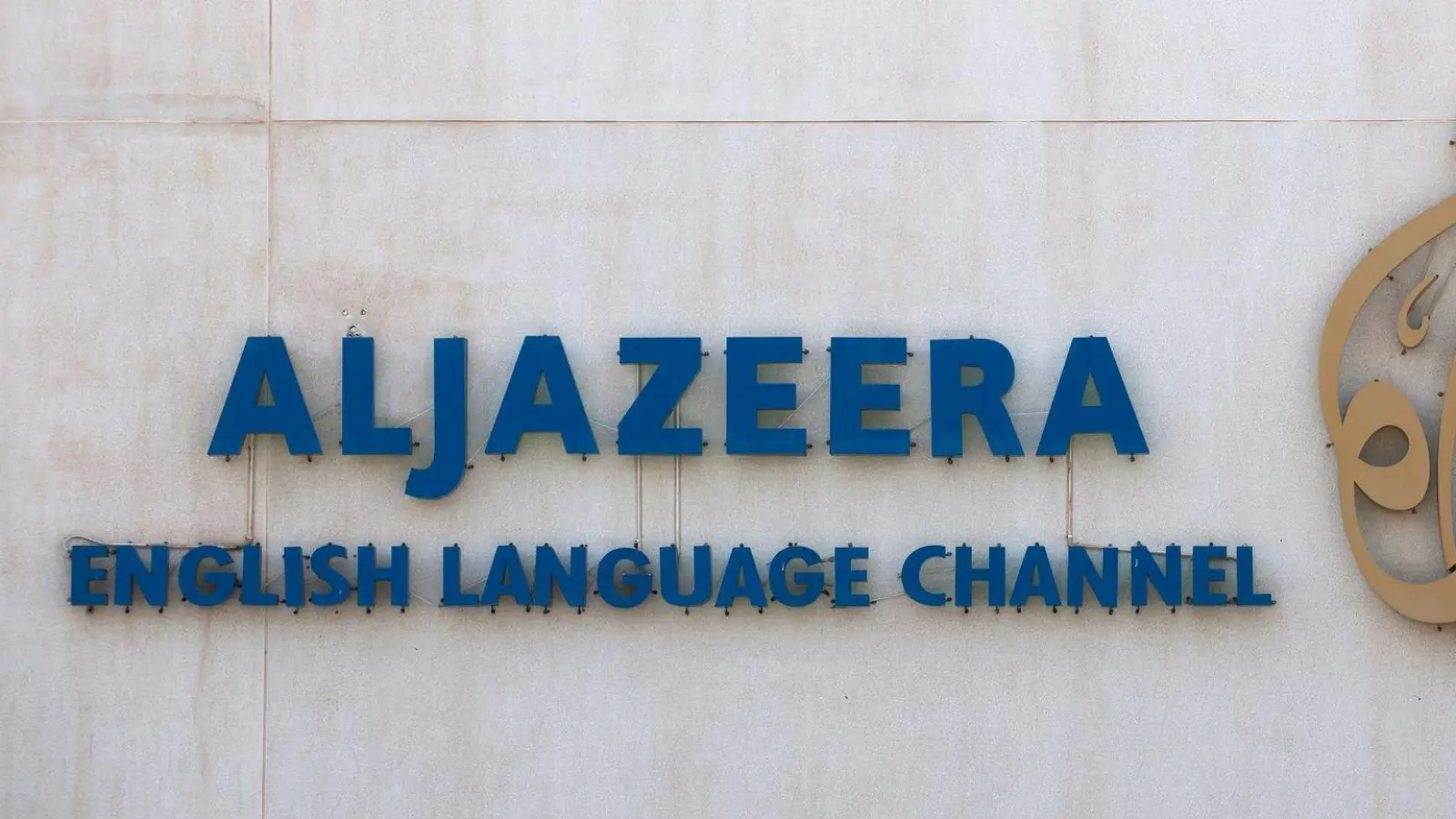 Der Schriftzug und das Logo des arabischen Nachrichtensenders Al-Dschasira sind auf dem Gelände des Unternehmens zu sehen. (Foto: Tim Brakemeier/dpa)