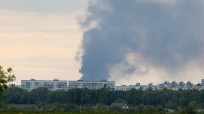 Nach dem Beschuss durch russische Truppen steigt eine Rauchsäule hinter Wohnhäusern in Charkiw auf. (Foto: -/Ukrinform/dpa)