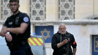 Die französische Polizei hat in Rouen einen mit einem Messer und einer Metallstange bewaffneten Mann erschossen, der im Verdacht steht, eine Synagoge in der Normandie-Stadt in Brand gesetzt zu haben. (Foto: Lou Benoist/AFP/dpa)