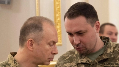 Olexander Syrskyj (l), Oberbefehlshaber der ukrainischen Streitkräfte, und Kyrylo Budanow, Chef des ukrainischen Militärgeheimdienstes HUR. (Foto: AP/dpa)