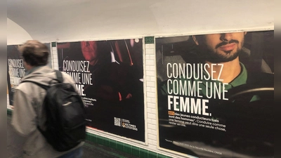 Plakatwand in einer Metro-Unterführung für die Kampagner „Fahre Auto wie eine Frau“ (Conduisez comme une femme). (Foto: Michael Evers/dpa)