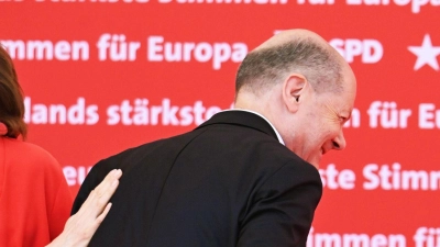 Was gibt es denn da zu lachen? Bundeskanzler Olaf Scholz nimmt zusammen mit SPD-Spitzenkandidatin Katarina Barley an einer Großkundgebung zur Europawahl teil. (Foto: Uli Deck/dpa)