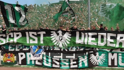 Münsters Fans zeigen ein Transparent mit der Aufschrift „Der SCP ist wieder da“. (Foto: Friso Gentsch/dpa)