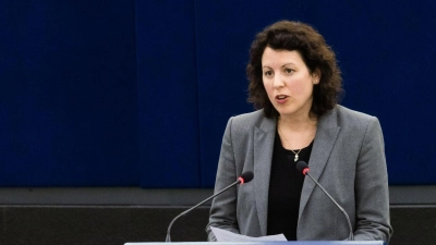 Manuela Ripa, (ÖDP), Mitglied der Fraktion Grüne / EFA, steht im Plenarsaal des Europäischen Parlaments und spricht. (Foto: Philipp von Ditfurth/dpa)
