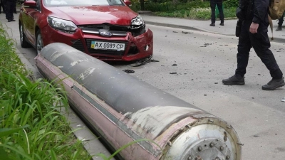 Polizisten inspizieren einen Teil einer russischen Rakete, die in der Nähe eines Wohnhauses in Charkiw eingeschlagen ist. (Foto: Andrii Marienko/AP)