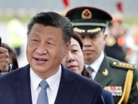 Staatsbesuch in Frankreich: Xi Jinping, Präsident von China, wird am Flughafen in Orly vom französischen Premierminister Gabriel Attal empfangen. (Foto: Stephane de Sakutin/POOL AFP/AP/dpa)