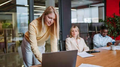 Wer regelmäßig übt und hilfreiche Methoden anwendet, dem fallen auch große Entscheidungen im Beruf bald leichter. (Foto: Maria Diachenko/Westend61/dpa-tmn)