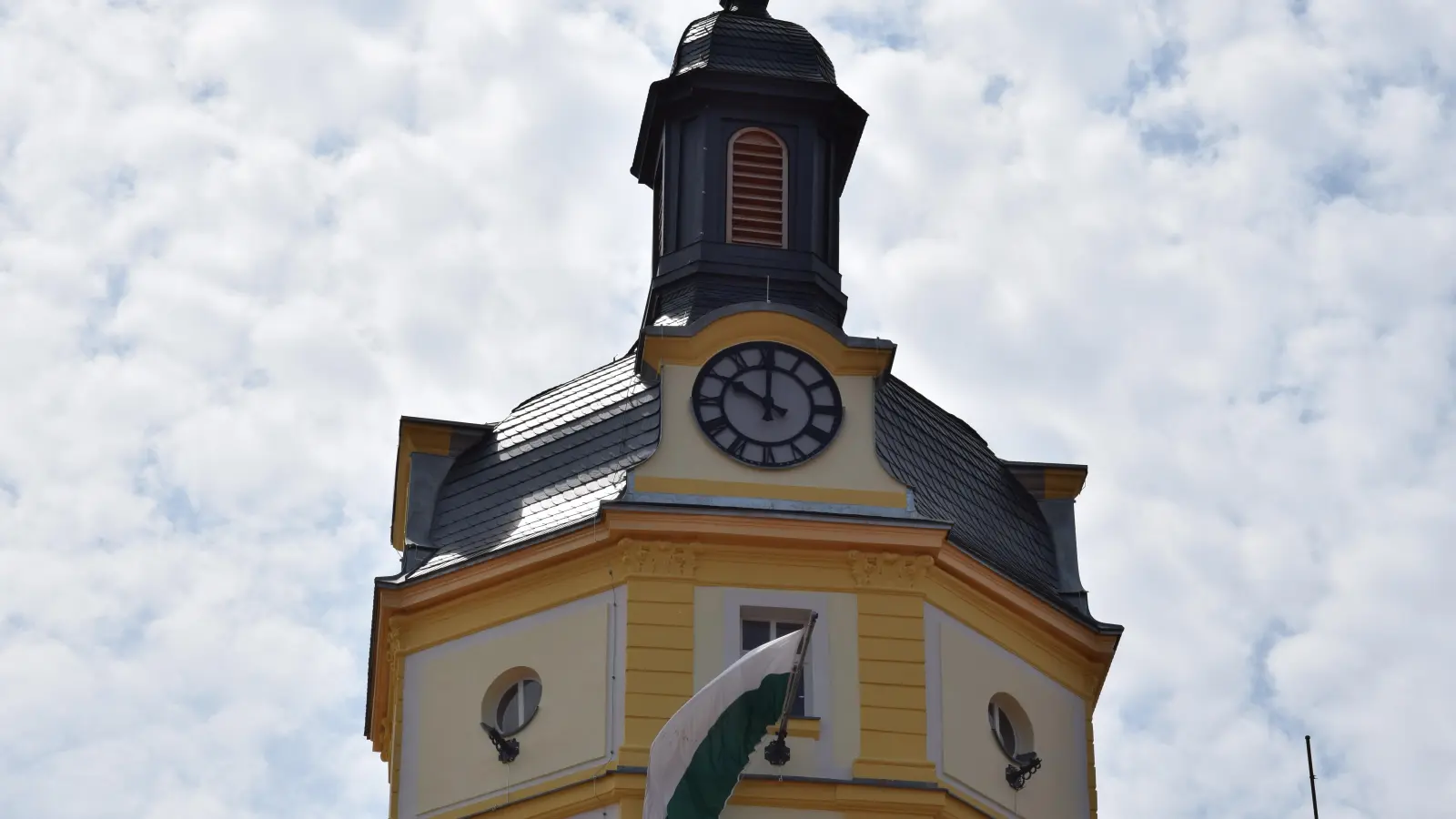 Bis das Relais ausgetauscht ist, kann es immer wieder dazu kommen, dass die Uhren am Herrieder Tor in Ansbach die falsche Uhrzeit anzeigen. (Foto: Florian Schwab)